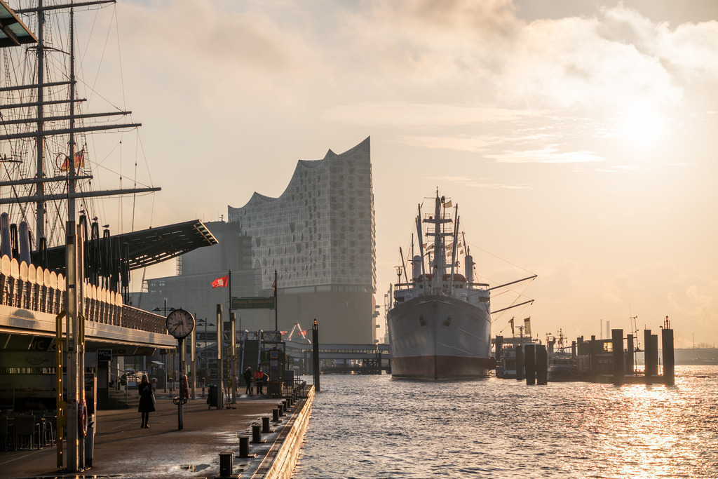 10240601 - Morgens im Hafen | Blick auf die Elbphilharmonie und die Cap San Diego.