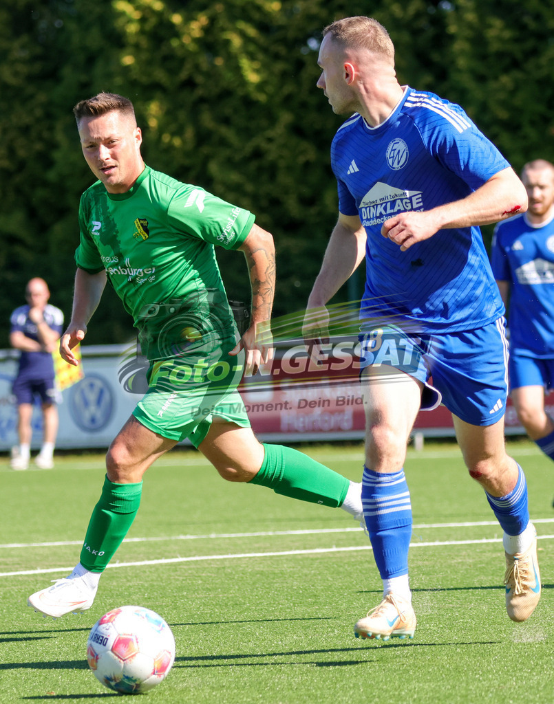 SC Enger - SV Enger-Westerenger | Auf dem Bild zu sehen: grün SC Enger: Pascal Lebek ; blau SV Enger-Westerenger: Marlon MeyerSC Enger, SV Enger-Westerenger, Saison 26/27, Kreisliga A, Enger, Deutschland - Realisiert mit Pictrs.com