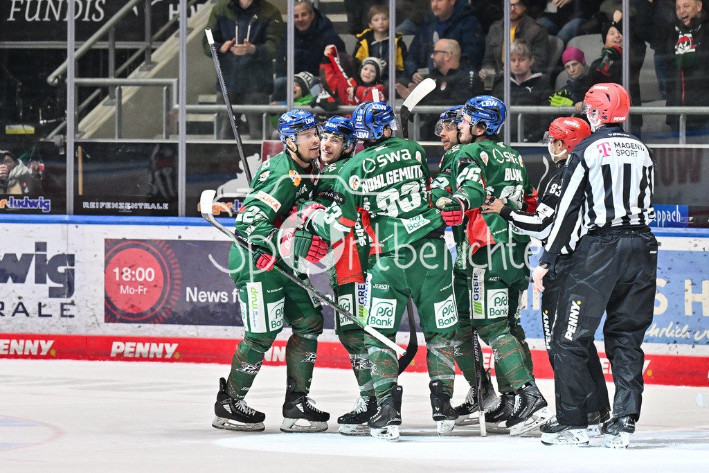 Augsburger Panther - Löwen Frankfurt | AUGSBURG, GERMANY - 16. JANUARY: Jubel der Panther nach dem TReffer zum 3-1 durch Madison BOWEY (Augsburger Panther 22) / Tor / Torschuetze / Freude / Happy während dem Match zwischen den Augsburger Panthern und den Löwen Frankfurt am 40. Spieltag der penny DEL im Curt Frenzel Stadion