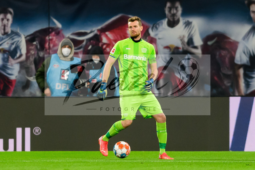 RBLLEV20211128_106 | Fussball, Herren: Torwart Lukas Hradecky (Bayer 04 Leverkusen) in Aktion, am Ball, Einzelaktion bei dem Spiel der 1. Bundesliga zwischen RB Leipzig und Bayer 04 Leverkusen in der Red Bull Arena am 28.11.2021 in Leipzig, Deutschland.DFB / DFL REGULATIONS PROHIBIT ANY USE OF PHOTOGRAPHS AS IMAGE SEQUENCES AND/OR QUASI-VIDEO. - Realisiert mit Pictrs.com