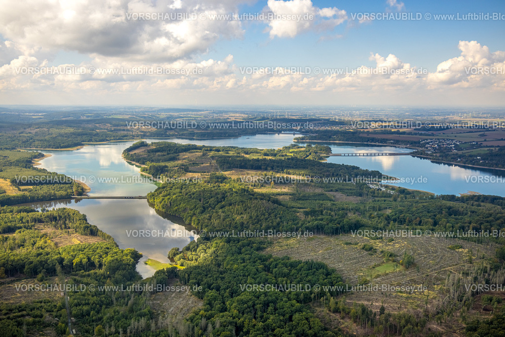 Moehnesee220902267 | Luftbild, Bewaldete Landzunge im Möhnesee, Am Hevedamm, rechts die Delecker Brücke, Fernsicht und blauer Himmel mit Blick auf Windräder, Delecke, Möhnesee, Sauerland, Nordrhein-Westfalen, Deutschland