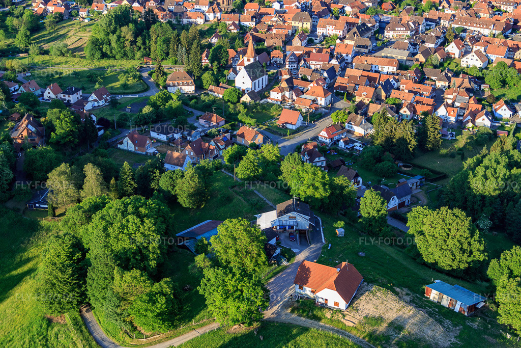 Luftbild: Rue du Disteldorf in Lembach im Bundesland Bas-Rhin in Frankreich. – Foto: IMG_080263.jpg vom 05.06.2015 durch Werner Riehm/FLY-FOTO.de – Auflösung des Originals: 5472 x 3648 px