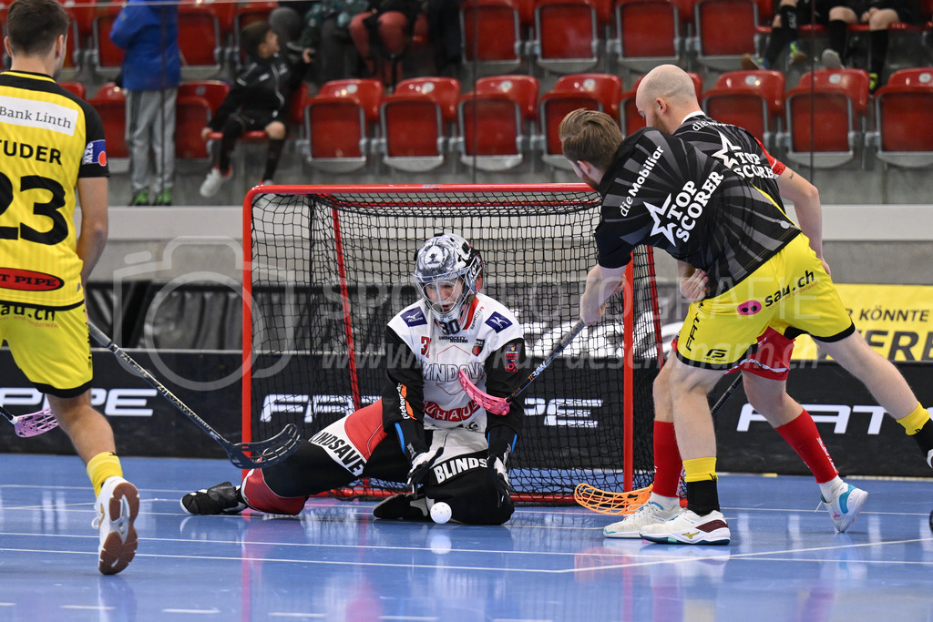 HC Rychenberg vs Floorball Köniz - 18. Dezember 2022 | HC Rychenberg vs Floorball Köniz
AXA Arena, Winterthur
Patrick Eder (#30 Floorball Köniz) wehrt den Schuss von Noah Püntener (#19 HC Rychenberg) ab.
Bild: Sportfotografie Markus Aeschimann | www.markus-aeschimann.ch - Realisiert mit Pictrs.com