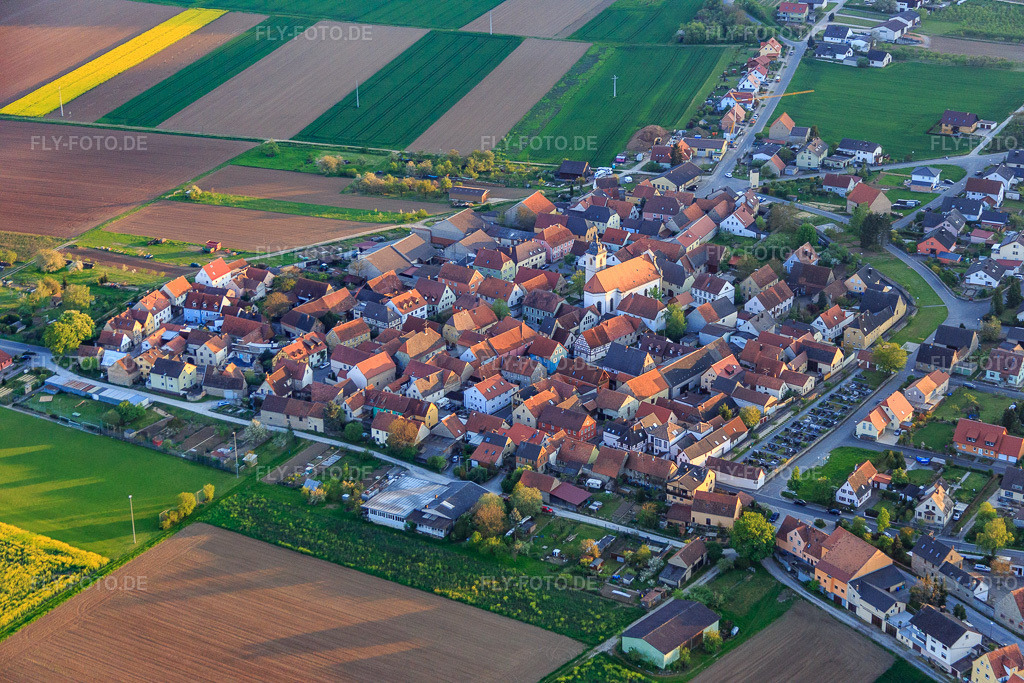 Luftbild: Winzerdorfansciht aus Westen mit Kirche MAriä Himmelfahrt im Ortsteil Untereisenheim in Eisenheim im Bundesland Bayern in Deutschland. Foto: IMG_087876.jpg vom 05.05.2016 durch Werner Riehm/FLY-FOTO.de