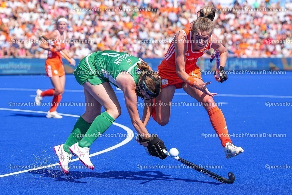 xydrx09082503008 | 09.08.2025, xydrx, Frauen EuroHockey Championship 2025, Gruppenphase, Gruppe a, Niederlande - Irland, Sparkassenpark Mönchengladbach: Freeke Moes (NED #18) im Zweikampf gegen Kathryn Mullan (IRL #9)