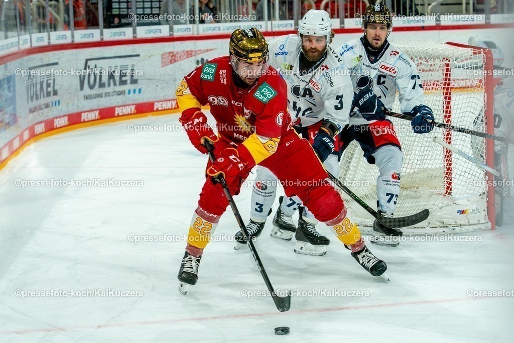 xKKUx26102501044 | 26.10.2025, xydrx, Eishockey, DEL2, Düsseldorfer EG - Blue Devils Weiden, PSD Bank Dome Düsseldorf:  Erik Bradford (DEG #22) im Zweikampf gegen  Tommy Muck (Weiden #3)
