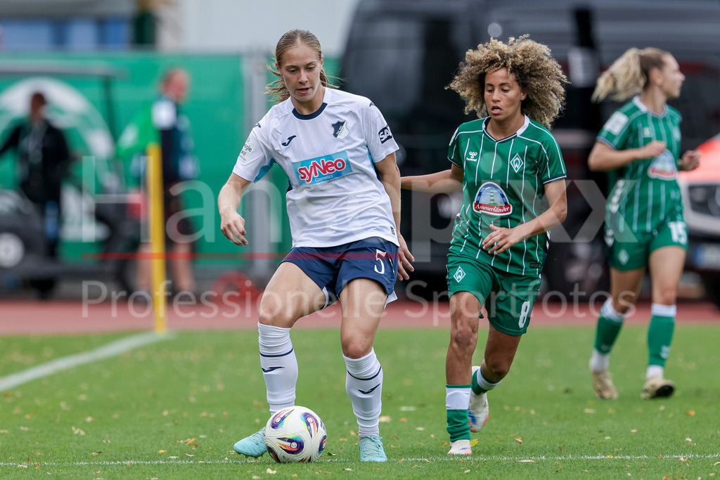 Fussball, Google Pixel Frauen-Bundesliga, SV Werder Bremen - TSG 1899 Hoffenheim | v.li.: Jamilla Rankin (TSG 1899 Hoffenheim, 5) und Amira Arfaoui (SV Werder Bremen, 8) im Zweikampf, Duell, Dynamik, Aktion, Action, Spielszene, DIE DFB-RICHTLINIEN UNTERSAGEN JEGLICHE NUTZUNG VON FOTOS ALS SEQUENZBILDER UND/ODER VIDEOÄHNLICHE FOTOSTRECKEN. DFB REGULATIONS PROHIBIT ANY USE OF PHOTOGRAPHS AS IMAGE SEQUENCES AND/OR QUASI-VIDEO.