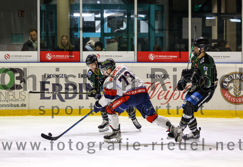 2023-02-19_048_TSV_Erding_gegen_VfE_Ulm-Neu-Ulm | Erding, Deutschland, 19.02.2023:
Eishockey, Bayernliga Meisterrunde Gruppe B 2022 / 2023, 5. Spieltag, TSV Erding gegen VfE Ulm/Neu-Ulm, Endergebnis: 

Mark Waldhausen (Erding Gladiators, #27), Julian Tischendorf (VfE Ulm/Neu-Ulm e. V., #73), Simon Franz (Erding Gladiators, #4)

Foto: Christian Riedel / fotografie-riedel.net