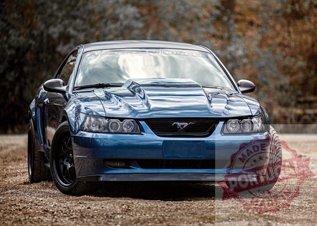 Blue Ford Mustang muscle car parked outdoor | Blue Ford Mustang muscle car with custom hood and black wheels parked on dirt road - Realisiert mit Pictrs.com