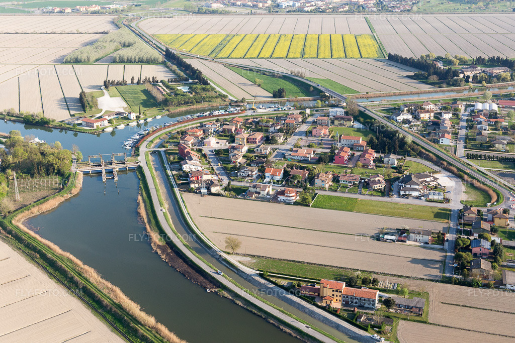 Aerial view: View of the town in Brian in the state Veneto, Italy. – Photo: IMG_098177.jpg taken on 04/03/2017 by Werner Riehm/FLY-FOTO.com – Resolution of the original: 5472 x 3648 px