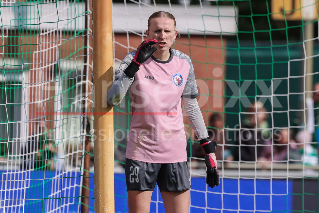 Fussball, Google Pixel Frauen-Bundesliga, SV Werder Bremen - 1. FFC Turbine Potsdam | v.li.: Lesley Lergenmüller (Torhüterin, Torwart, 1. FFC Turbine Potsdam, 29) gibt Anweisungen, ruft, schreit, brüllt, stikuliert, mit den Armen gestikulieren, Portrait, Nahaufnahme, Einzelfoto, Einzelbild