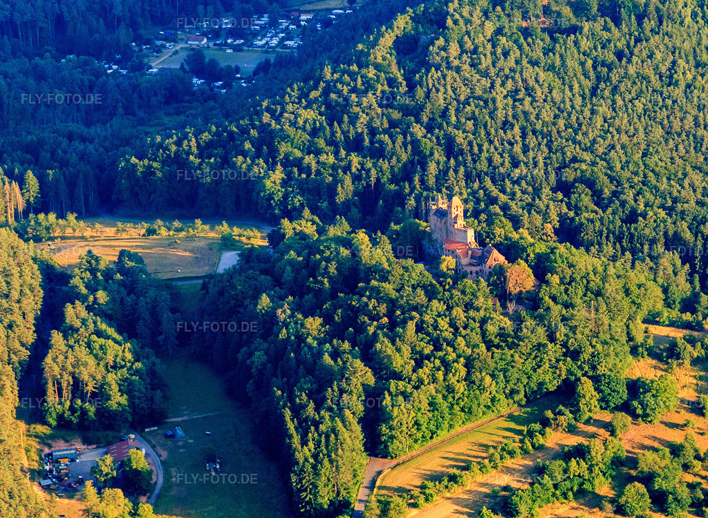 Luftbild: Burg Berwartstein in Erlenbach bei Dahn im Bundesland Rheinland-Pfalz in Deutschland. Foto: IMG_149305.jpg vom 04.07.2025 durch Werner Riehm/FLY-FOTO.de