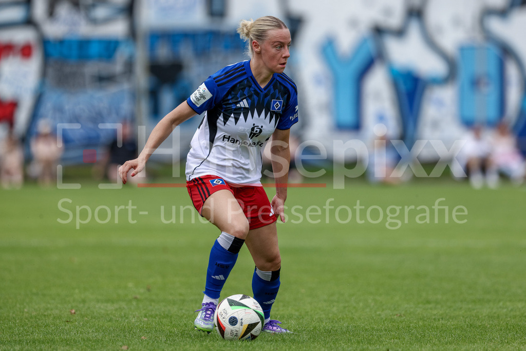 Fussball, Testspiel Frauen, Hamburger SV - Holstein Kiel | Sophie Hillebrand (Hamburger SV, 22) am Ball, Freisteller, Einzelbild, Ganzkörper, Aktion, Action, Spielszene