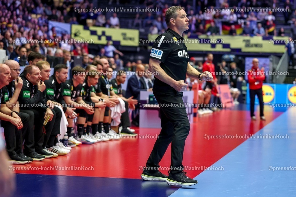 EHF19012602042 | 19.01.2026, Handball, Men's EHF EURO 2026, Deutschland - Spanien, Jyske Bank Boxen in Herning, Dänemark, Preliminary Round: Headcoach Alfred Gislason (Germany #hc) gestikulierend am Spielfeldrand  