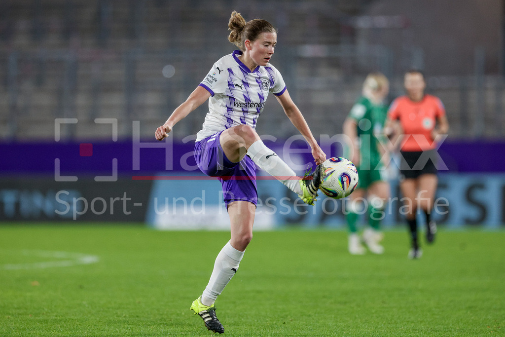 Fussball, Google Pixel Frauen-Bundesliga, SGS Essen - SV Werder Bremen | Lena Ostermeier (SGS Essen, 18) am Ball, Einzelbild, Ganzkörper, Aktion, Action, Spielszene, DIE DFB-RICHTLINIEN UNTERSAGEN JEGLICHE NUTZUNG VON FOTOS ALS SEQUENZBILDER UND/ODER VIDEOÄHNLICHE FOTOSTRECKEN. DFB REGULATIONS PROHIBIT ANY USE OF PHOTOGRAPHS AS IMAGE SEQUENCES AND/OR QUASI-VIDEO.