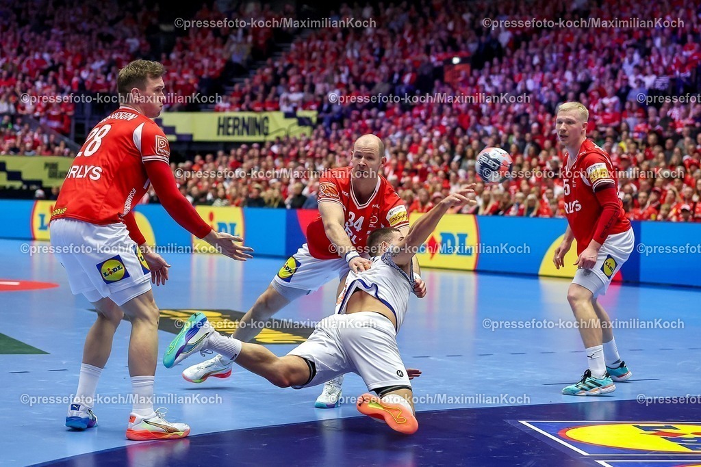 EHF20012602027 | 20.01.2026, Handball, Men's EHF EURO 2026, Dänemark - Portugal, Jyske Bank Boxen in Herning, Dänemark, Preliminary Round:  Lasse Bredekjaer Andersson (Denmark #28)  Simon Hald Jensen (Denmark #34)  Magnus Saugstrup Jensen (Denmark #15) im Zweikampf gegen   Martim Mota Costa (Portugal #79) 