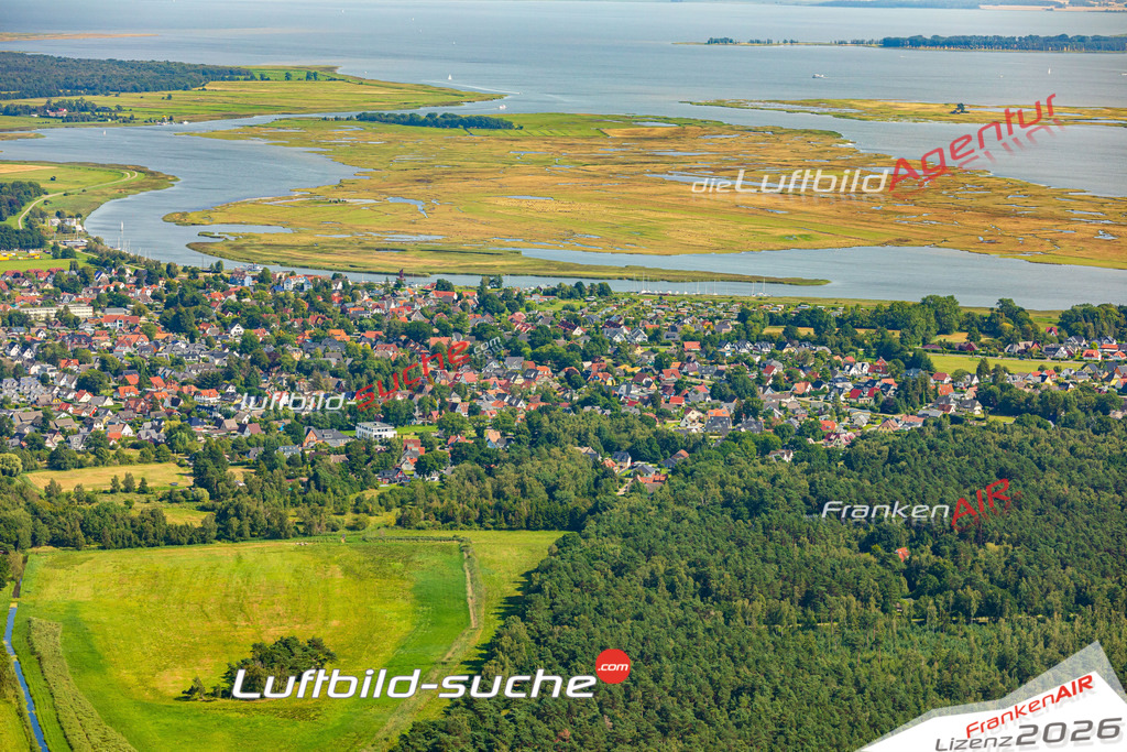 Luftbild der Stadt Zingst - Das Luftbild wurde 2025 vom UL-Flugzeug heraus erstellt ( keine Drohnenaufnahme ) - Hochauflösende Luftaufnahme - für Wandbilder und großformatige Ausdrucke geeignet. Das besondere Geschenk!Hier alle&nbsp;Infos zur Lizenzierung der LuftaufnahmeWir fliegen auch dieses Jahr wieder in Ihre Region um Luftbilder zu erstellen.- Luftbild anfragen
