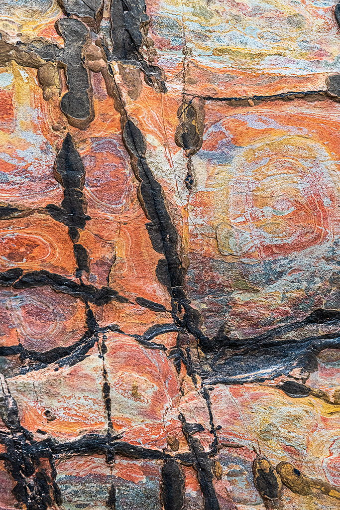 Farbiges Gestein an einem Strand bei Clonakilty, Co. Cork, Irland | Bestell-Nr. irl_2021_09_4528 - Realisiert mit Pictrs.com