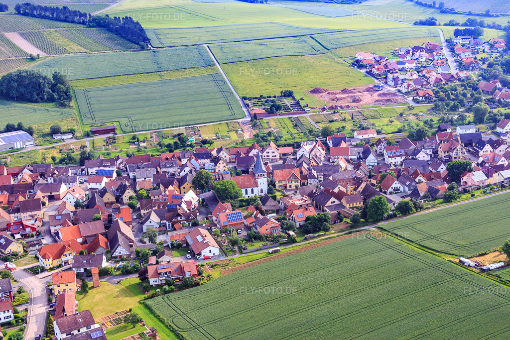 Luftbild: Dorfmitte mit Wehrkirche im Ortsteil Dertingen in Wertheim im Bundesland Baden-Württemberg in Deutschland. Foto: IMG_089742.jpg vom 11.06.2016 durch Werner Riehm/FLY-FOTO.de