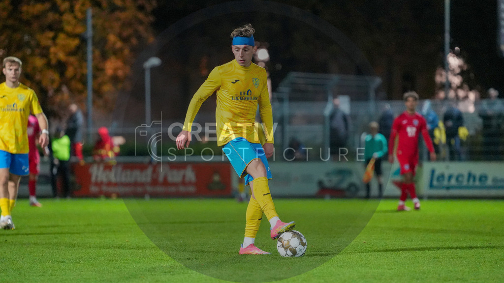 Fußball, Herren, Saison 2025/2026, Regionalliga Nordost, 13. Spieltag, FSV 63 Luckenwalde vs. SV Babelsberg 03, Freitag 24.10.2025, Werner-Seelenbinder-Stadion Luckenwalde, | Fußball, Herren, Saison 2025/2026, Regionalliga Nordost, 13. Spieltag, FSV 63 Luckenwalde vs. SV Babelsberg 03, Freitag 24.10.2025, Werner-Seelenbinder-Stadion Luckenwalde, Im Bild: Tim Schleinitz (Luckenwalde) - Realisiert mit Pictrs.com