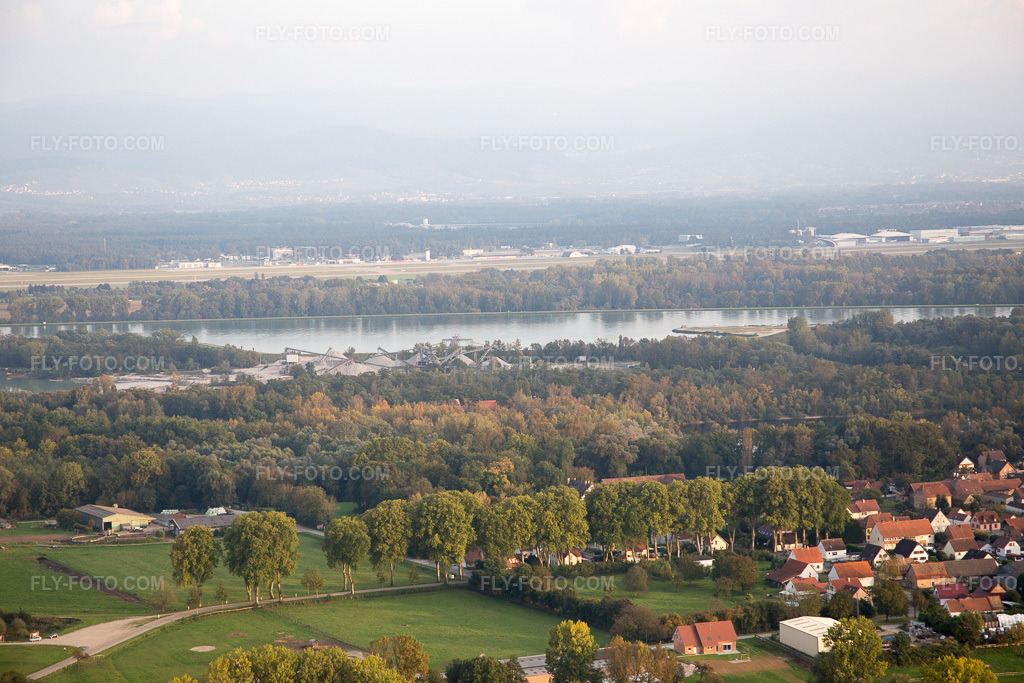 Aerial view: View of the town in Fort-Louis in the state Bas-Rhin, France.Photo: IMG_074353.jpg taken on 10/04/2014 by Werner Riehm/FLY-FOTO.comResolution of the original: 5472 x 3648 px