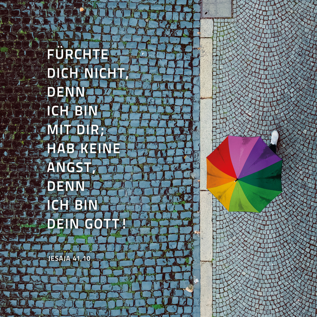 Jahreslosung 2027 Motiv Regenschirm quadratisch | Christliche Bilder downloaden. Lizenzen/Nutzungsrechte von Jonathan Schöps | UNDARSTELLBAR. Datenbank aus hochwertigen christlichen „Stockfotos“ – Lizenziere einzigartige Bildwerke zum Abdruck für den Gemeindebrief oder verwende sie online.
