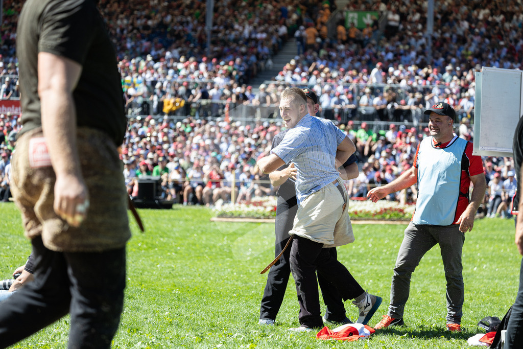 ESAF2025_07Gang_6661 | Die Schwinger des Schwyzer Kantonalen Schwingerverbandes: Fotos, die Dynamik und Leidenschaft festhalten, sowie emotionale Momente aus dem traditionellen Schwingsport zeigen. - Realisiert mit Pictrs.com