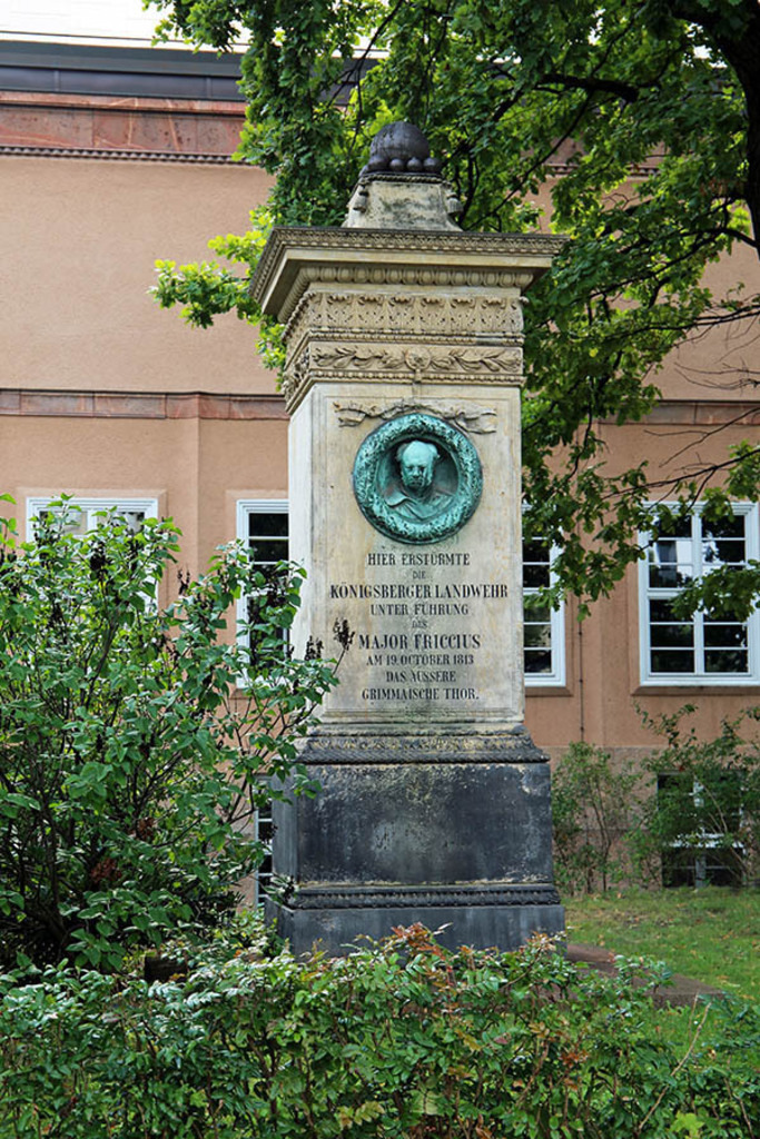 Foto: Leipzig - Friccius-Denkmal - Verzierung | Das Team hinter BILDLEXIKON LEIPZIG bündelt historische wie aktuelle Informationen über die Stadt Leipzig in Text und Bild auf einer Plattform und stellt diese der interessierten Öffentlichkeit zur Verfügung.