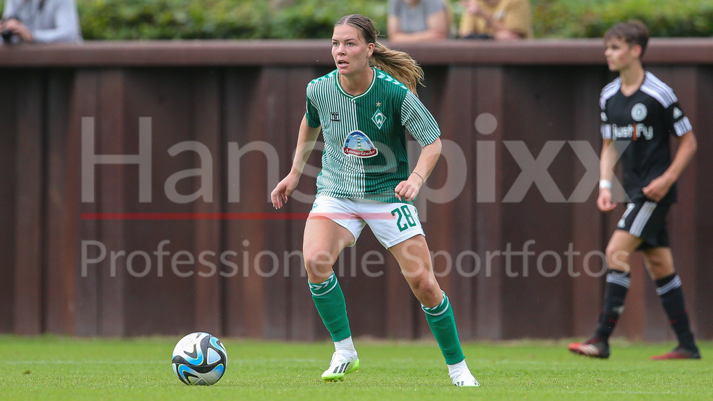 Fussball, Testspiel Frauen, SV Werder Bremen - TSV Pansdorf (U 19-Junioren) | v.li.: Juliane Wirtz (SV Werder Bremen, 28) am Ball, Einzelbild, Ganzkörper, Aktion, Action, Spielszene