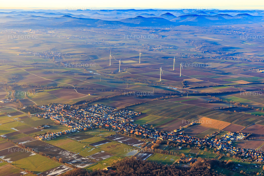 Luftbild: Windpark im Winter mit Fernsicht über den Pfälzerwald in Freckenfeld im Bundesland Rheinland-Pfalz in Deutschland. Foto: IMG_145305.jpg vom 14.01.2025 durch Werner Riehm/FLY-FOTO.de