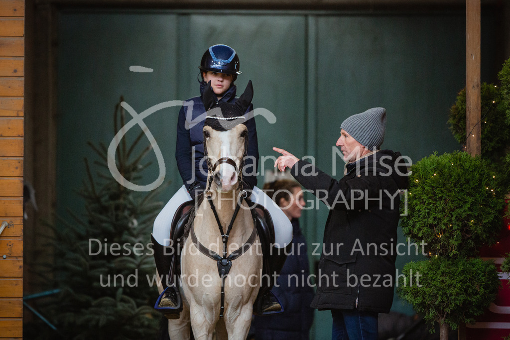 221127_Winterfestival_L-Spr_HPTTY-233 | Deine schönsten Turniermomente als professionelle Fotos! Entdecke hochwertige Pferdesport-Fotografie im Online-Shop. Jetzt Fotos finden & bestellen!