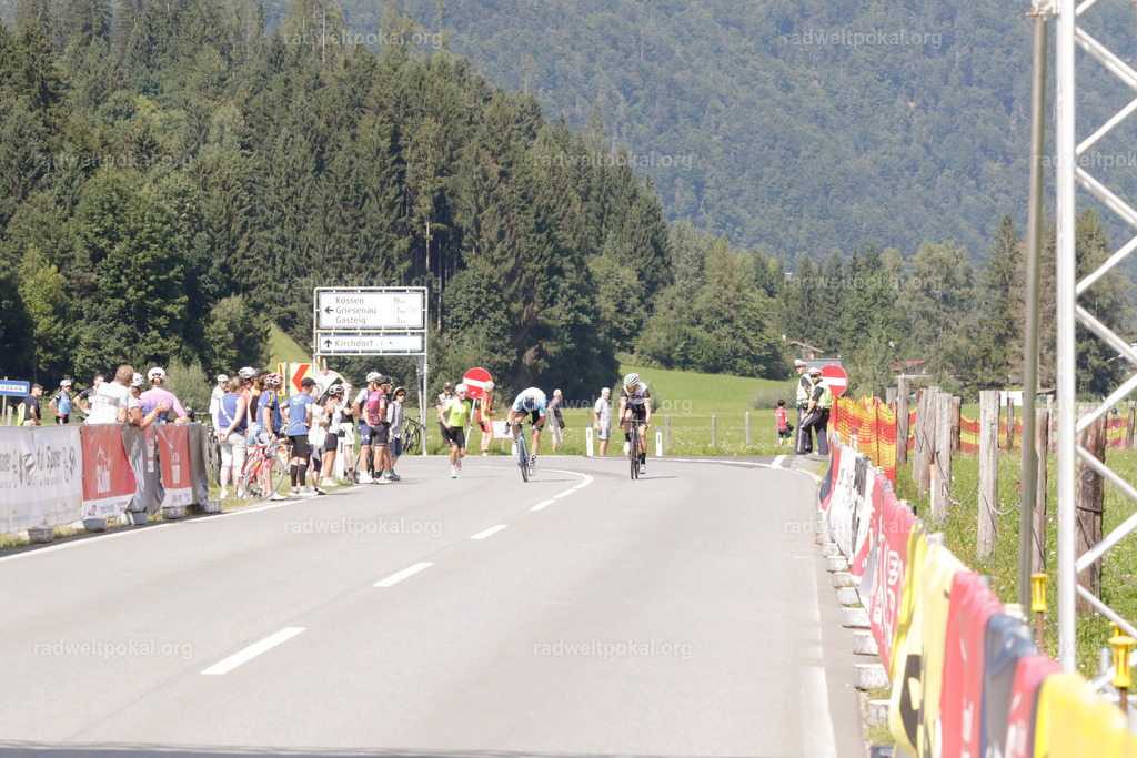 991_20230817_Bewerb_Maenner_Muehlanger | AUT - OESTERREICH, 2023-08-16: SPORT RENNRAD-FAHREN - 55. INTERNATIONALER RADWELTPOKAL IN ST. JOHANN IN TIROL  - Vintage-Radrennen mit WM-Bronze-Medaillen-Siegerin Christina Schweinberger, den Teilnehmer und Alexander Baumann (vom Orginastions-Team) - TAG 2 BEWERB MAENNER IN SECHS GRUPPEN  ; Foto: Roland Muehlanger