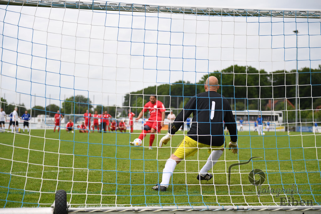 SV Brake Ü40-BW Bümmerstede (Ü40) | Kreispokal Finale Jade-Weser-Hunte Ü40; SV Brake Ü40 (rot)-BW Bümmerstede Ü40 (weiß) am 15.06.2025 in Rastede (Sportanlage Köttersweg), Photo: Philip Eiben 2025 - Realisiert mit Pictrs.com