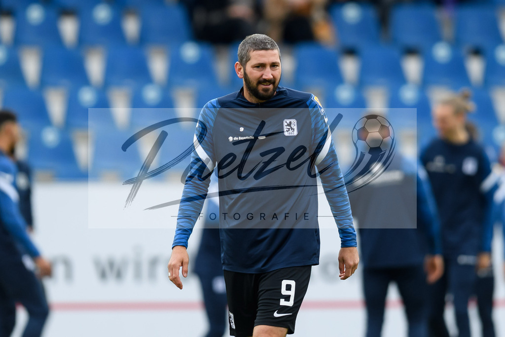 OSNTSV20211106_077 | Fussball, Herren: Sascha Moelders (TSV 1860 Muenchen) schaut bei dem Spiel der 3. Liga zwischen VfL Osnabrueck und TSV 1860 Muenchen im Stadion an der Bremer Bruecke am 06.11.2021 in Osnanbrueck, Deutschland.DFB / DFL REGULATIONS PROHIBIT ANY USE OF PHOTOGRAPHS AS IMAGE SEQUENCES AND/OR QUASI-VIDEO. - Realisiert mit Pictrs.com