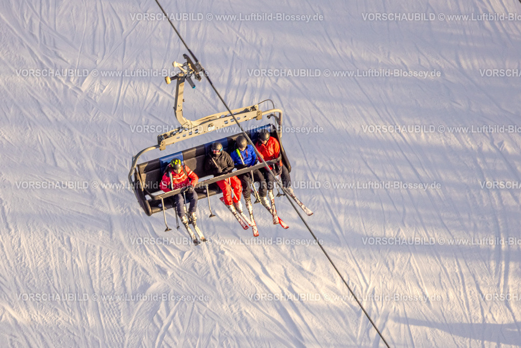 Winterberg260105050 | Luftbild, Ski-Touristen in einem Sessellift über der verschneiten Skipiste, Winterberg, Sauerland, Nordrhein-Westfalen, Deutschland
