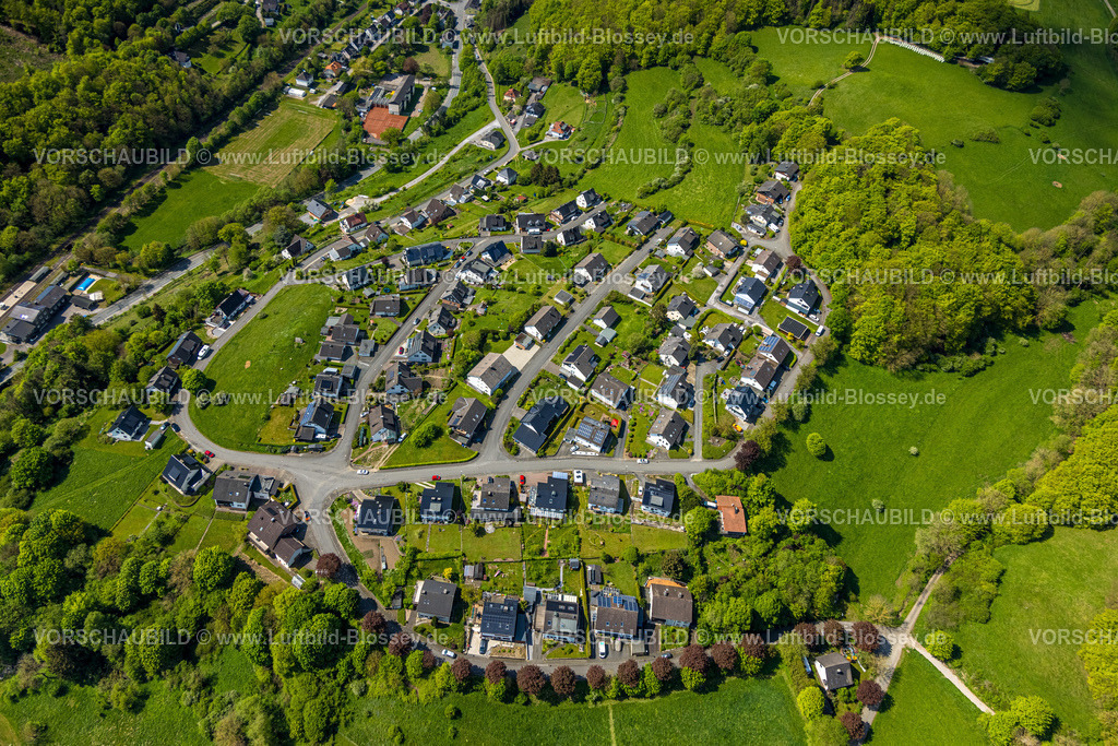 Brilon240504029Messinghausen | Luftbild, Wohngebiet An der Längere, Am Sticklenberg und Am Sonnenhang, umgeben von Wiesen und Wald, Ortsteil Messinghausen, Brilon, Sauerland, Nordrhein-Westfalen, Deutschland