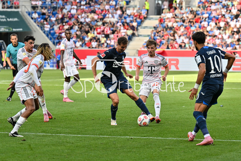 TSG 1899 Hoffenheim - FC Bayern München | v. l. Aleksandar PAVLOVIC (FC Bayern Muenchen 45), Sascha BOEY (FC Bayern Muenchen 23), Fisnik ASLLANI (TSG Hoffenheim 11) und Lennart KARL (FC Bayern Muenchen 42) / Zweikampf / Bundesliga: TSG 1899 Hoffenheim - FC Bayern München; PreZero-Arena am 20.09.2025 / DFL REGULATIONS PROHIBIT ANY USE OF PHOTOGRAPHS AS IMAGE SEQUENCES AND/OR QUASI-VIDEO
