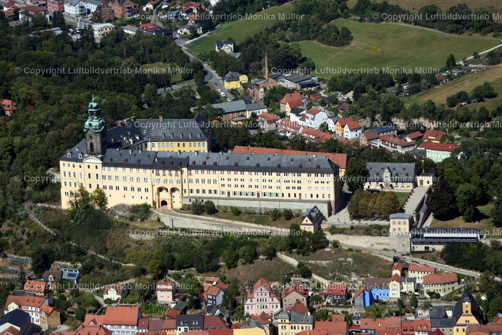 Heidecksburg in Rudolstadt | Das Luftbild zeigt die Vorderansicht der Heidecksburg in Rudolstadt in Thüringen. - Realisiert mit Pictrs.com