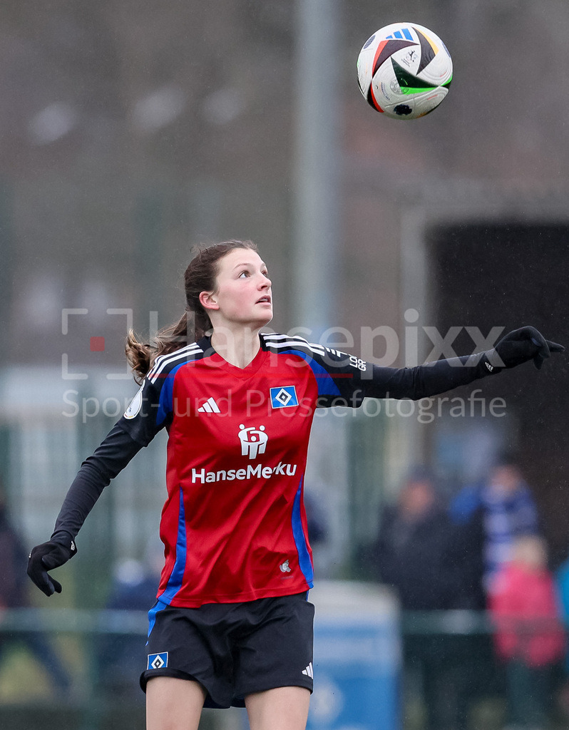 Fussball, Testspiel Frauen, Hamburger SV - 1. FFC Turbine Potsdam | v.li.: Lotta Wrede (Hambruger SV, 32) am Ball, Einzelbild, Ganzkörper, Aktion, Action, Spielszene, Portrait, Nahaufnahme, Einzelfoto, Einzelbild