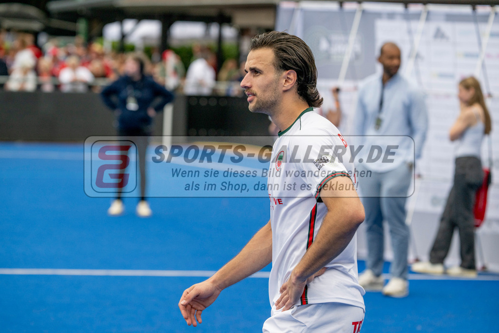 Final4_20250601-1611-Z09_4992 | Krefeld, Deutschland, 01.06.2025:  Feldhockey Final4 2025 – „Deutsche Feldhockey-Meisterschaften 2025“ Crefelder HTC - Rot-Weiss Köln (Finale Herren) im Gerd-Wellen-Hockeyanlage am 01.06.2025 in Krefeld, Deutschland. (Foto von Kramhöller/Fehrmann/Kaste)Krefeld, Germany, 01.06.2025: Feldhockey Final4 2025 – „Deutsche Feldhockey-Meisterschaften 2025“ Harvestehuder HTC - Düsseldorfer HC (Finale Damen) in Gerd-Wellen-Hockeyanlage at 01.06.2025 in Krefeld, Deutschland. (Foto from Kramhöller/Fehrmann/Kaste)