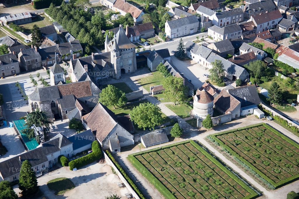 Aerial view: View of the town in Talcy in the state Loir et Cher, France. – Photo: IMG_082223.jpg taken on 06/20/2015 by Werner Riehm/FLY-FOTO.com – Resolution of the original: 5472 x 3648 px