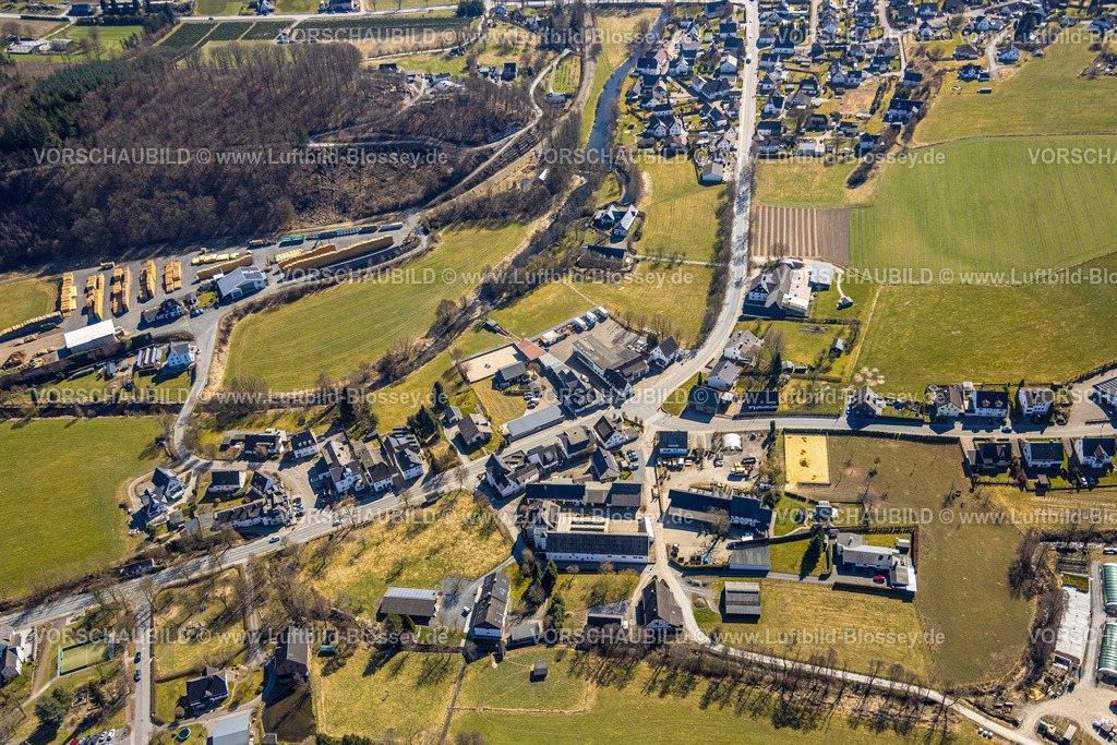 Meschede250304659 | Luftbild, Wohngebiet Ortsansicht Ortsteil Oberberge, Waldgebiet und Hügellandschaft, Fluss Wenne, Berge, Meschede, Sauerland, Nordrhein-Westfalen, Deutschland