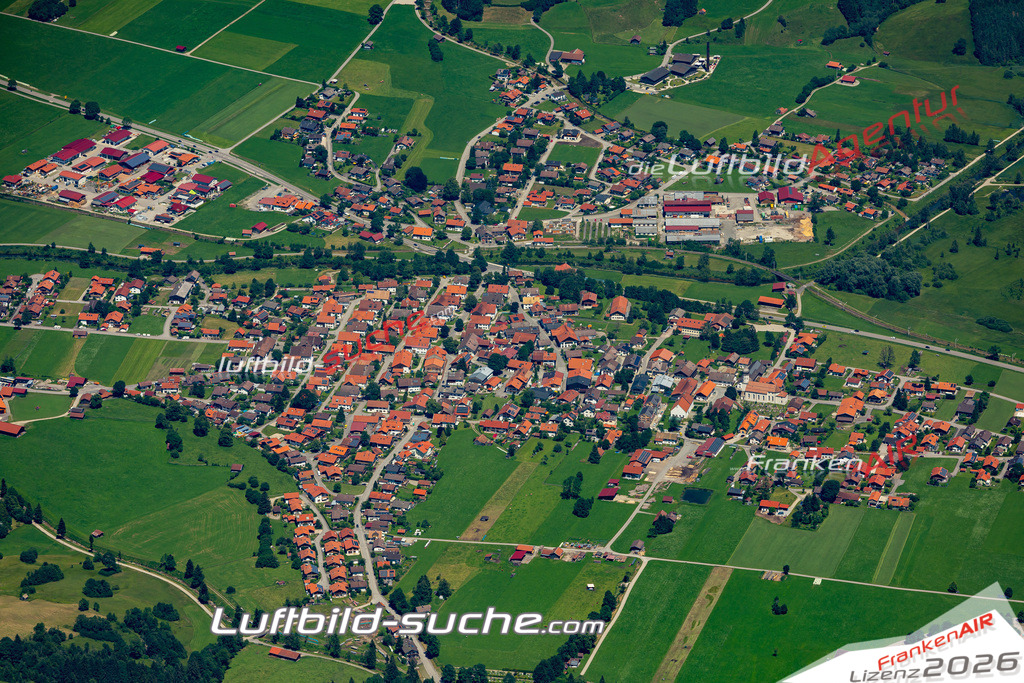 Aktuelles Luftbild von  Unterammergau - Die Luftaufnahme wurde 2022 mittels UL-Flugzeug erstellt ( keine Drohne ) - hochauflösende Kamera-Systeme von  Canon -Beste Qualität - Für grossformatige Ausdrucke geeignet. Die Geschenkidee !