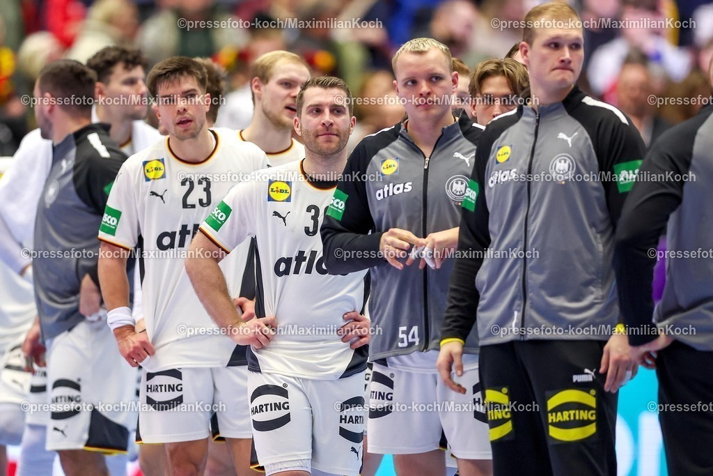 EHF15012602172 | 15.01.2026, Handball, Men's EHF EURO 2026, Deutschland - Österreich, Jyske Bank Boxen in Herning, Dänemark, Preliminary Round:  Lukas Mertens (Germany #36) fröhlich lachend nach dem Sieg neben  Renars Uscins (Germany #23)  Justus Fischer (Germany #54)  David Späth (Germany #01)