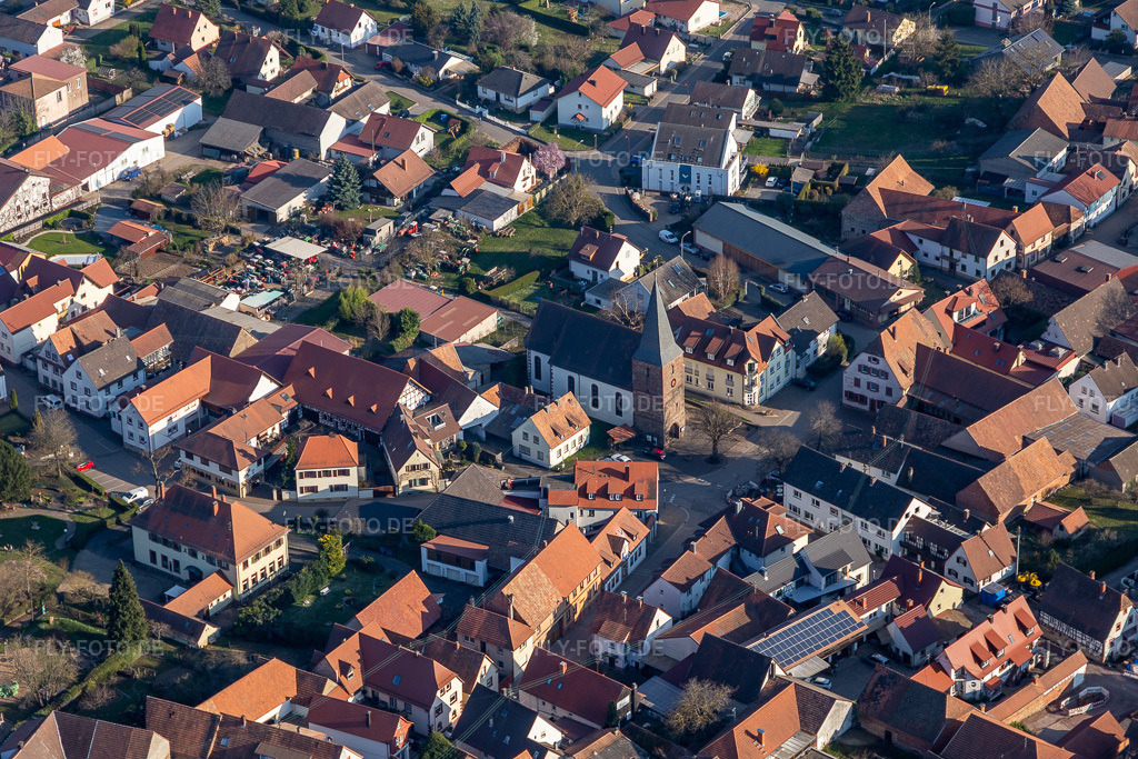 Luftbild: Protestantische Kirche Schweigen - Prot. Kirchengemeinde Schweigen-Rechtenbach im Ortsteil Schweigen in Schweigen-Rechtenbach im Bundesland Rheinland-Pfalz in Deutschland. – Foto: IMG_130937.jpg vom 22.03.2022 durch Werner Riehm/FLY-FOTO.de – Auflösung des Originals: 5357 x 3571 px – Dekanat Bad Bergzabern