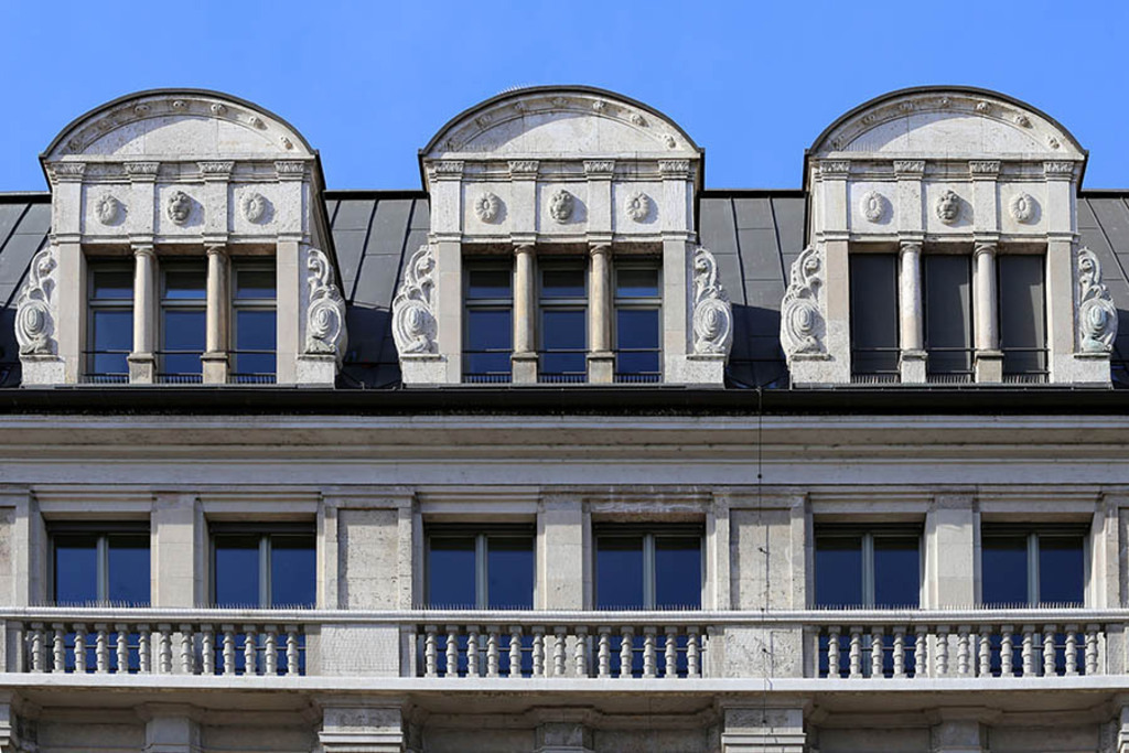 Bildlexikon Leipzig - Bamberger & Hertz - Königsbau | Das Team hinter BILDLEXIKON LEIPZIG bündelt historische wie aktuelle Informationen über die Stadt Leipzig in Text und Bild auf einer Plattform und stellt diese der interessierten Öffentlichkeit zur Verfügung.