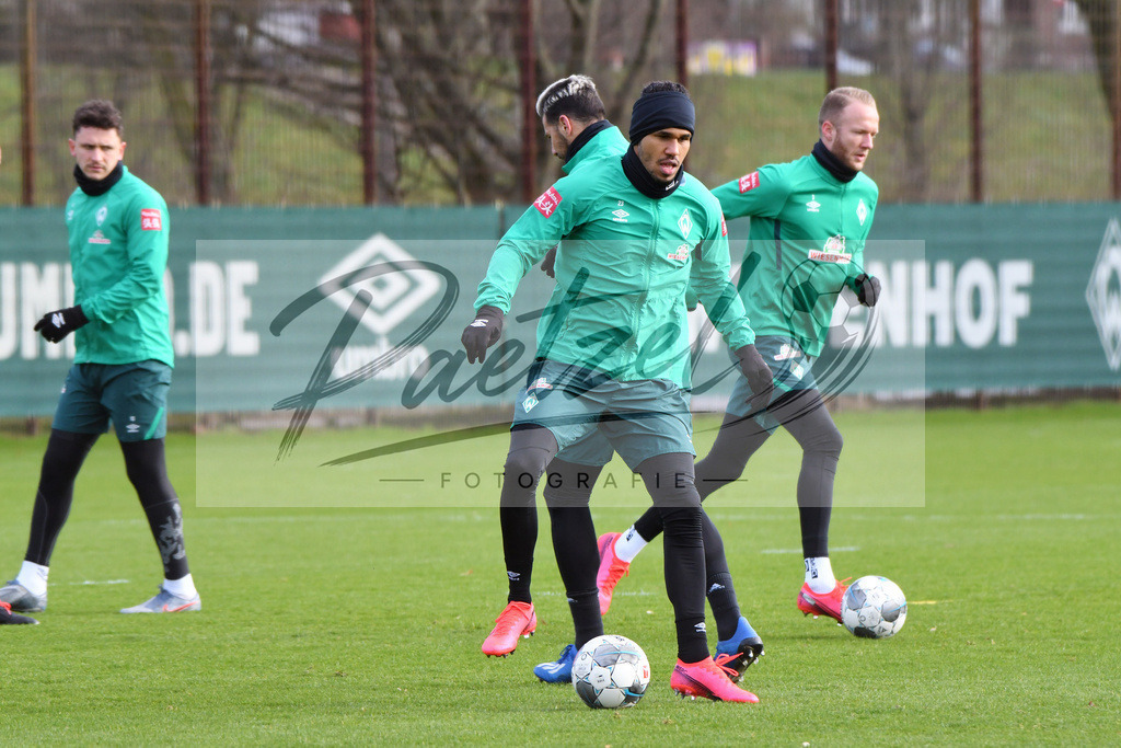 20200212_TRASVW_0039 | Fussball, Herren: Theodor Gebre Selassie (Werder Bremen) in Aktion, am Ball, Einzelaktion waehrend der Trainingseinheit des SV Werder Bremen auf dem wohninvest Weserstadion Trainingsplatz am 12.02.2020 in Bremen, Deutschland. - Realisiert mit Pictrs.com