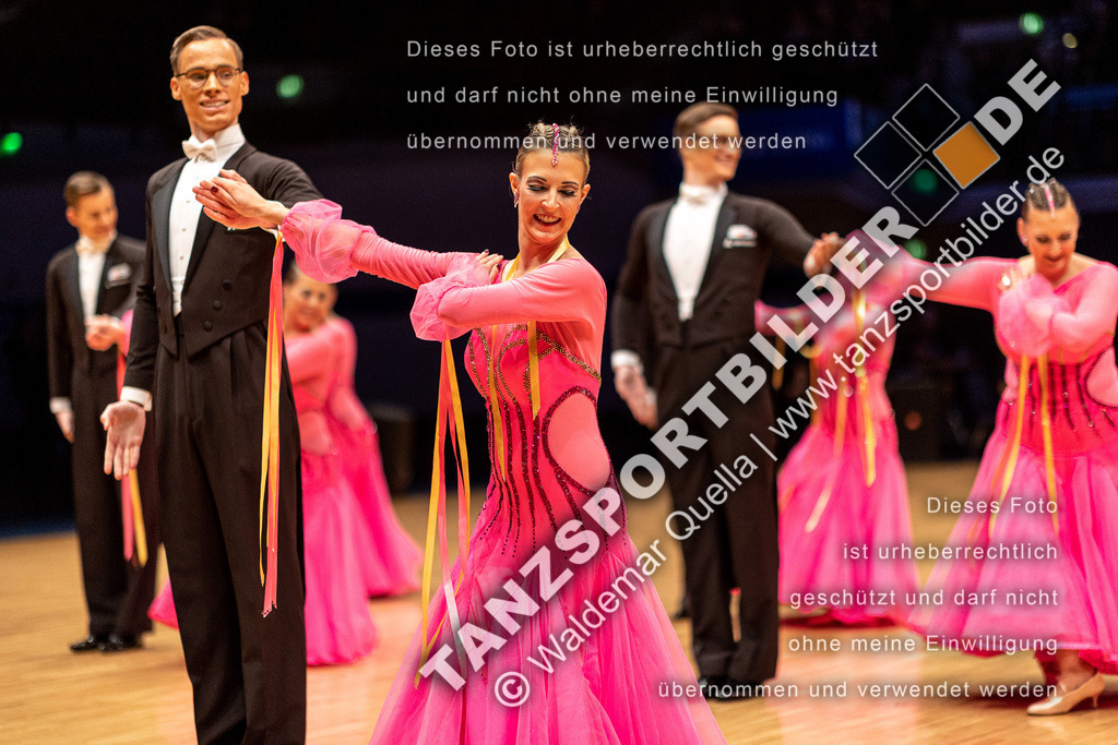 20221112-01780 | Hier finden Sie Tanz Bilder vom Latein und Standard Formationen tanzen. Sportbilder vom Tanzsport. Schöne Fotos und von Weltmeisterschaft, Europameisterschaft, Bundesliga, Regionalliga, Oberliga und Landesliga sowie von GOC Stuttgart, DanceComp, WM Bremen