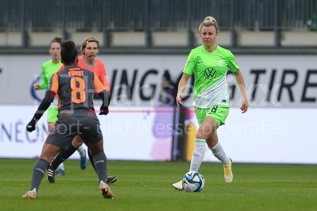 Fussball, Google Pixel Frauen-Bundesliga, VfL Wolfsburg - MSV Duisburg | v.li.: Lena Lattwein (VfL Wolfsburg, 8) am Ball, Einzelbild, Ganzkörper, Aktion, Action, Spielszene, DIE DFB-RICHTLINIEN UNTERSAGEN JEGLICHE NUTZUNG VON FOTOS ALS SEQUENZBILDER UND/ODER VIDEOÄHNLICHE FOTOSTRECKEN. DFB REGULATIONS PROHIBIT ANY USE OF PHOTOGRAPHS AS IMAGE SEQUENCES AND/OR QUASI-VIDEO.