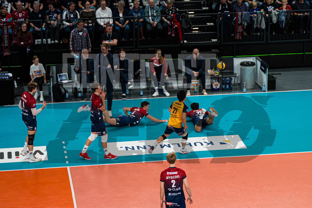 Volleyball I Herren I Saison 2025/2026 I Bundesliga I 5. Spieltag I SVG Lüneburg - VfB Friedrichshafen | CONTRAST ZERØ MEDIA - Realisiert mit Pictrs.com